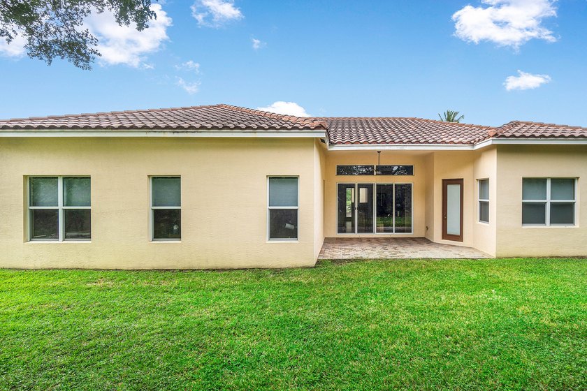 Welcome to this beautifully maintained 4-bedroom, 3-bathroom - photo 45