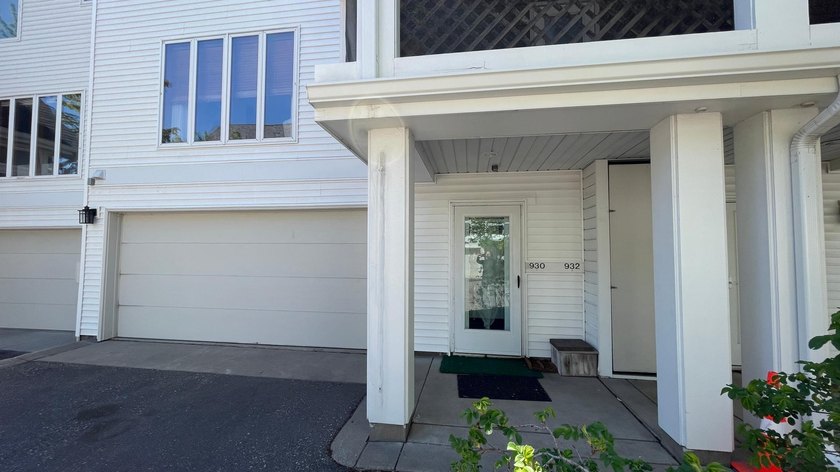 Charming, well-maintained, and truly unique contemporary 3-level - photo 3