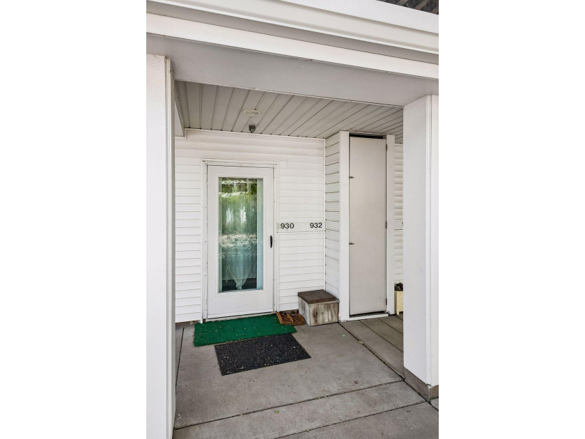 Charming, well-maintained, and truly unique contemporary 3-level - photo 4