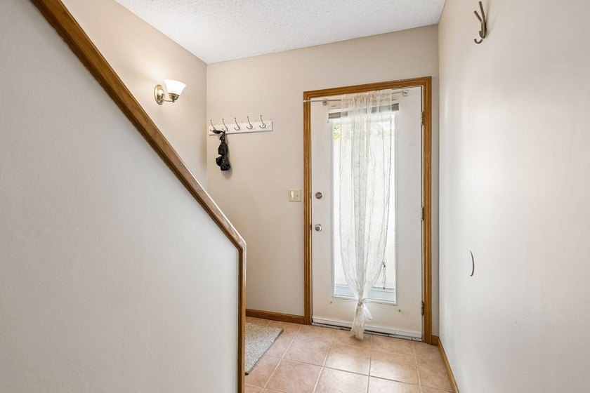 Charming, well-maintained, and truly unique contemporary 3-level - photo 5