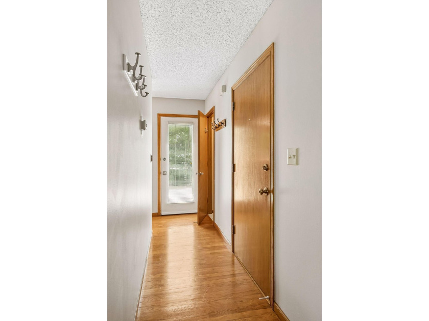 Charming, well-maintained, and truly unique contemporary 3-level - photo 7