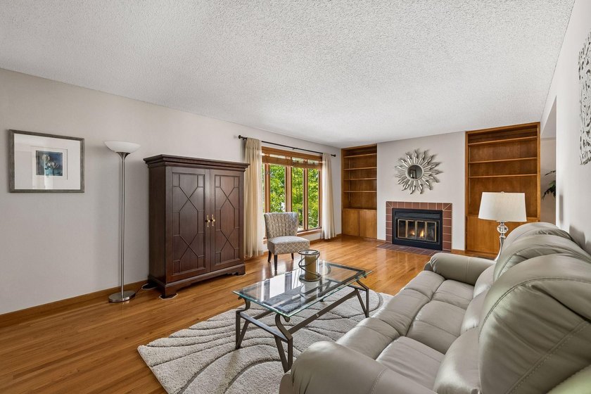Charming, well-maintained, and truly unique contemporary 3-level - photo 9