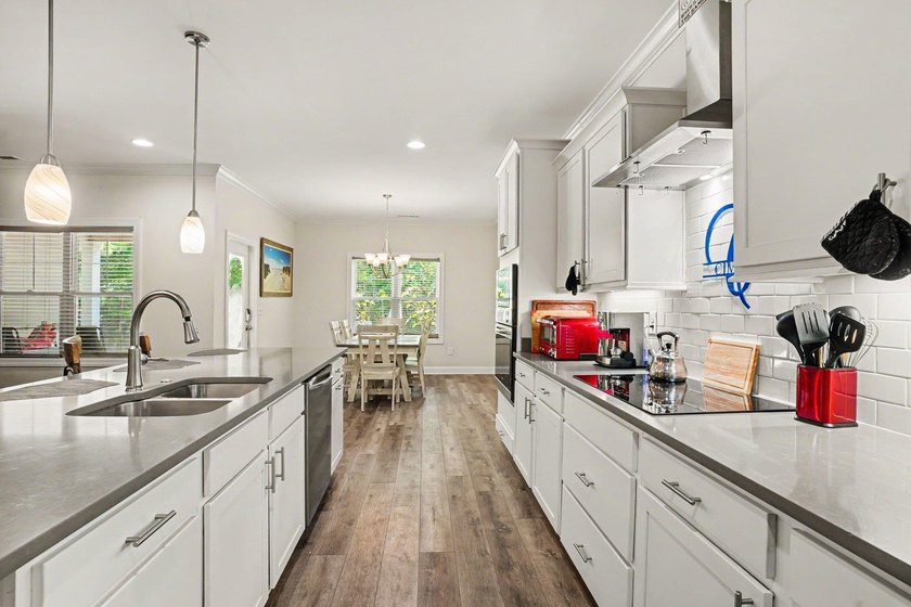 Welcome to this exceptional 5-bedroom, 3-bathroom home located - photo 12