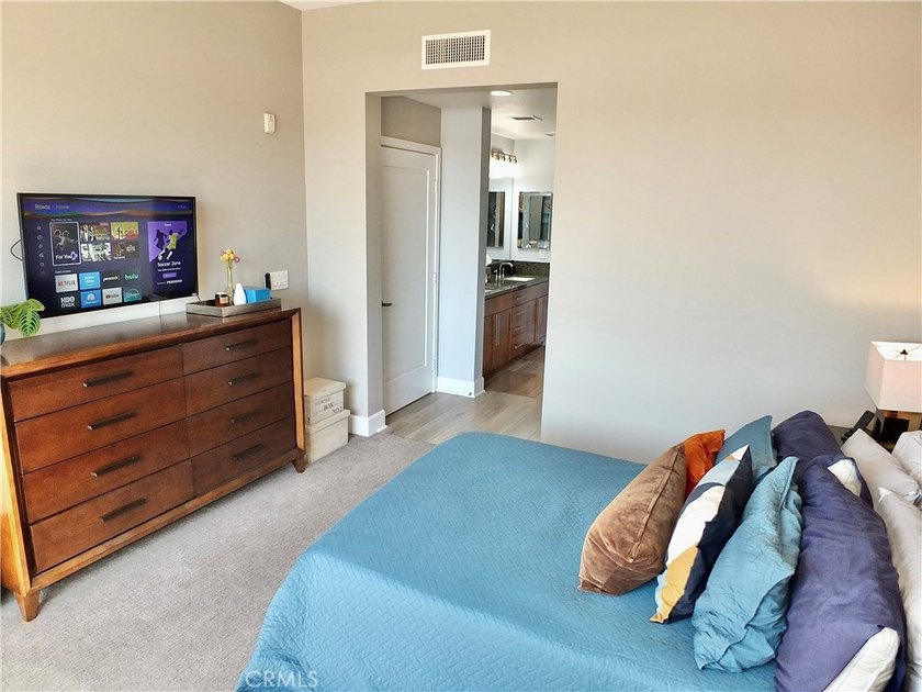 Stylish and upgraded 2-bedroom, 2-bath condo with a flexible den - photo 15