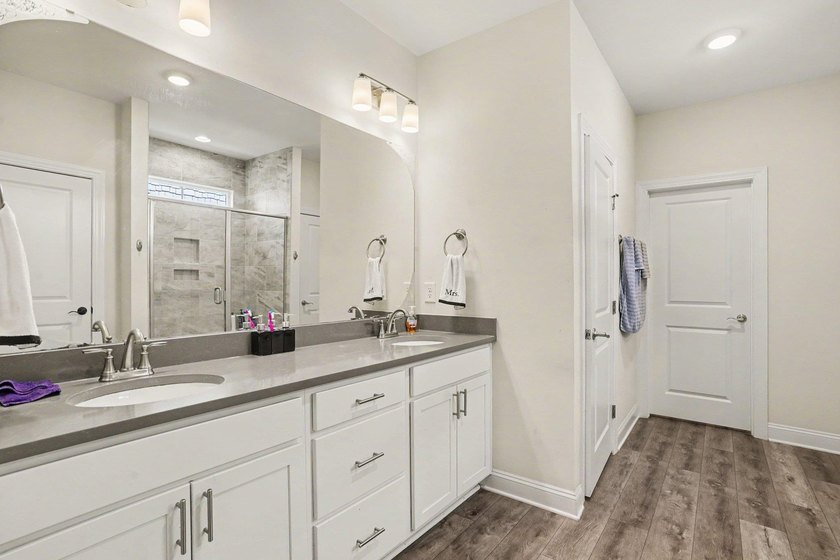 Welcome to this exceptional 5-bedroom, 3-bathroom home located - photo 16