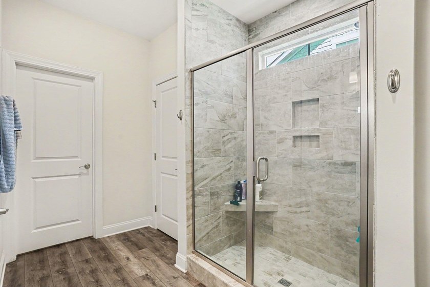 Welcome to this exceptional 5-bedroom, 3-bathroom home located - photo 17