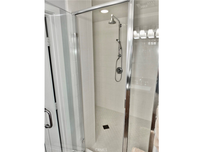 Stylish and upgraded 2-bedroom, 2-bath condo with a flexible den - photo 17