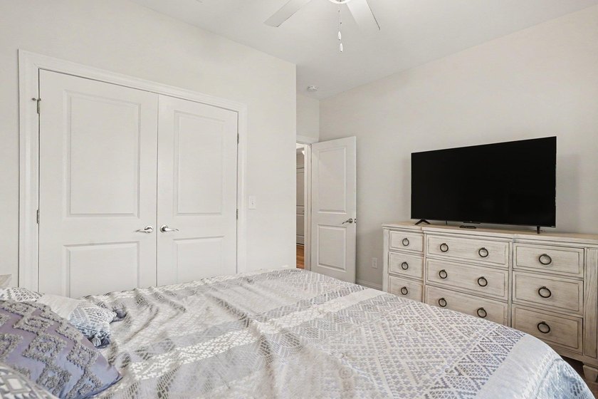 Welcome to this exceptional 5-bedroom, 3-bathroom home located - photo 19