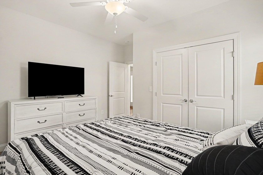 Welcome to this exceptional 5-bedroom, 3-bathroom home located - photo 21