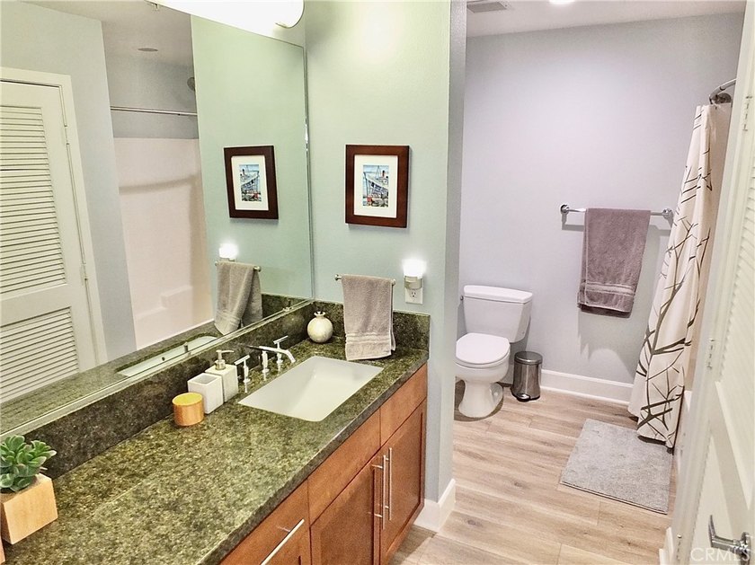 Stylish and upgraded 2-bedroom, 2-bath condo with a flexible den - photo 21