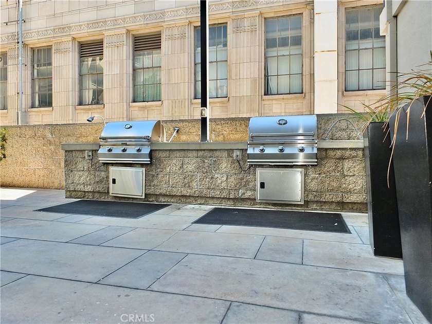 Stylish and upgraded 2-bedroom, 2-bath condo with a flexible den - photo 25
