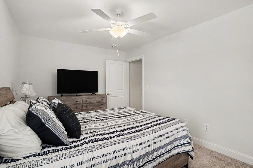 Welcome to this exceptional 5-bedroom, 3-bathroom home located - photo 27
