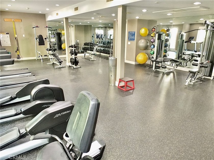 Stylish and upgraded 2-bedroom, 2-bath condo with a flexible den - photo 27
