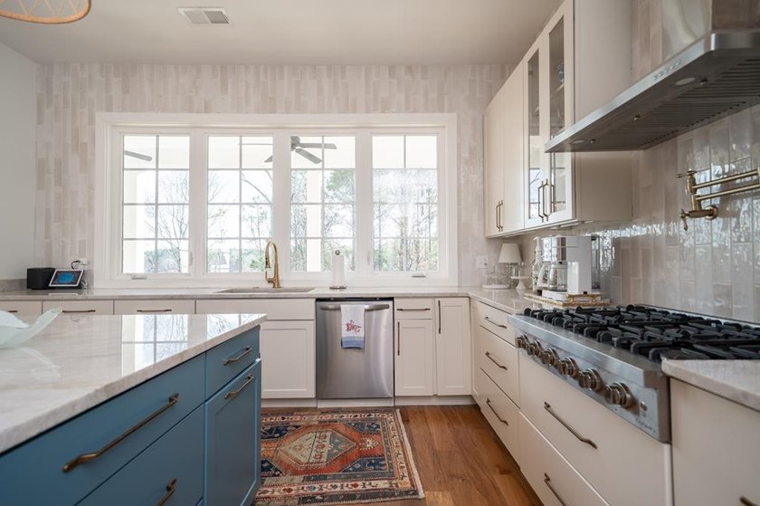 BEAUTIFUL home with STUNNING views of the Highlands Lake! No - photo 20