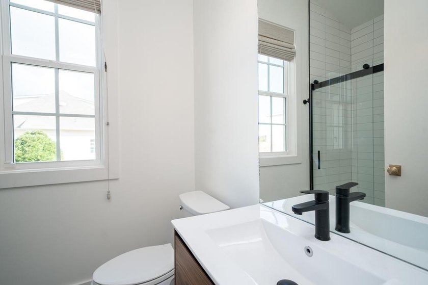 BEAUTIFUL home with STUNNING views of the Highlands Lake! No - photo 38