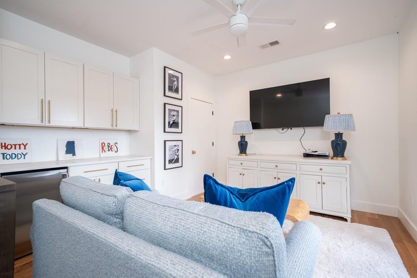 BEAUTIFUL home with STUNNING views of the Highlands Lake! No - photo 45