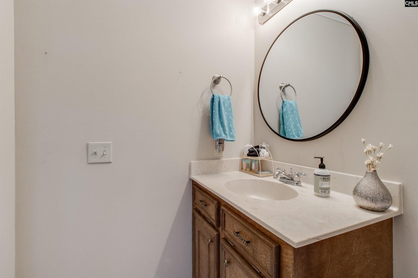 Welcome to this ultimate 4 bed/4.5 bath Lake Murray retreat with - photo 44
