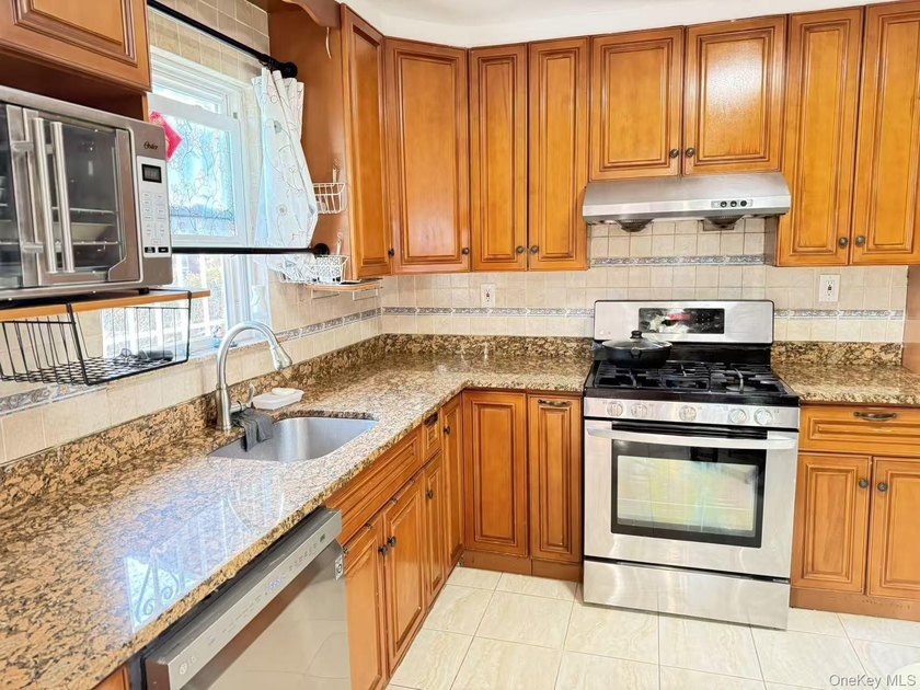 a well-maintained brick townhouse. This residence offers a solid - photo 3