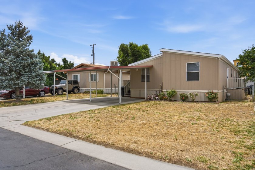 Welcome home to this well-maintained 4-bedroom, 2 full bathroom - photo 3