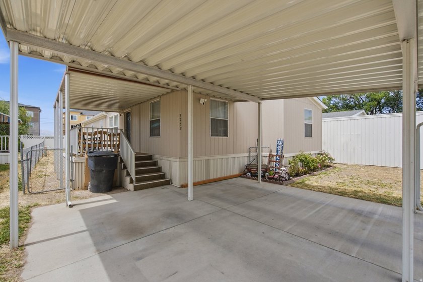 Welcome home to this well-maintained 4-bedroom, 2 full bathroom - photo 4
