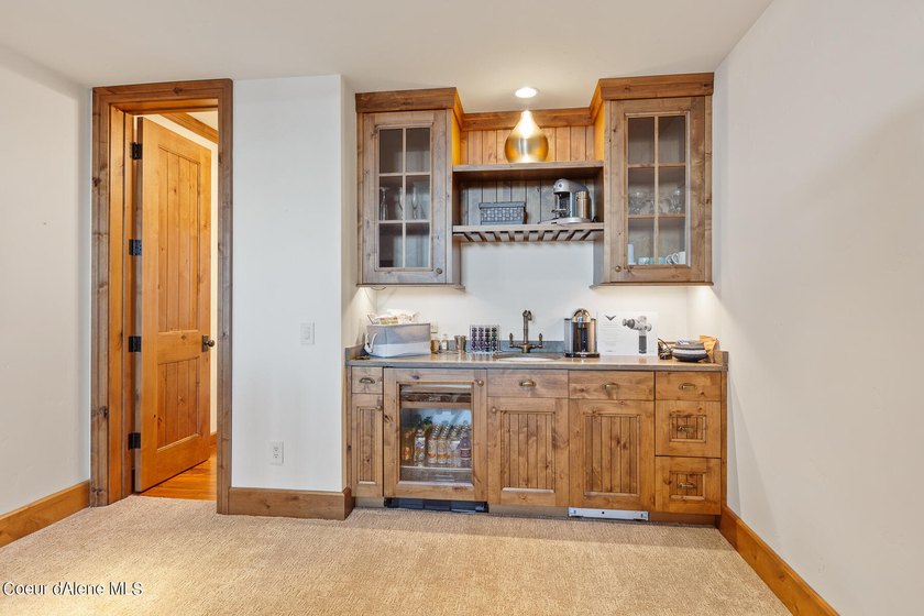 Spectacular Waterfront Condo, 5 bed 5.5 bath. Highly secured - photo 32