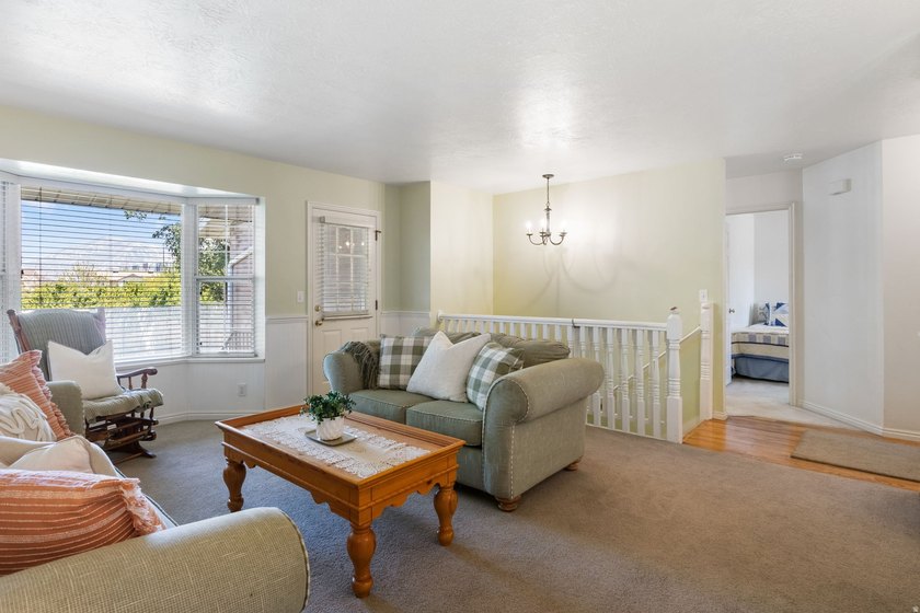 Nestled in a quiet, peaceful neighborhood, this inviting home - photo 3