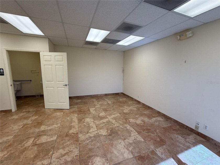 Looking for a turnkey office and warehouse combo? Look no - photo 12