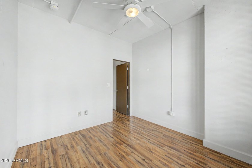 Beautifully renovated 1 bedroom/2 bathroom unit (2 underground - photo 16