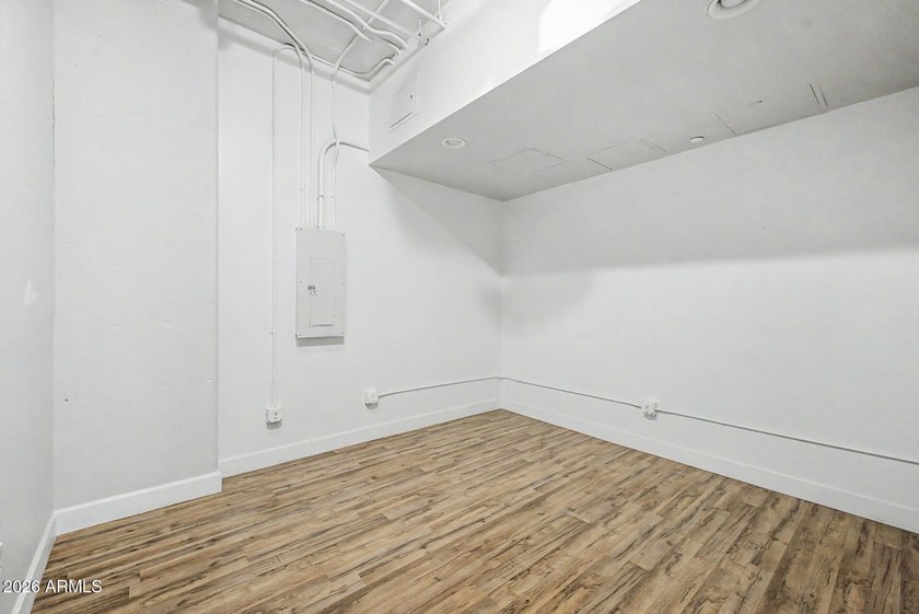 Beautifully renovated 1 bedroom/2 bathroom unit (2 underground - photo 23
