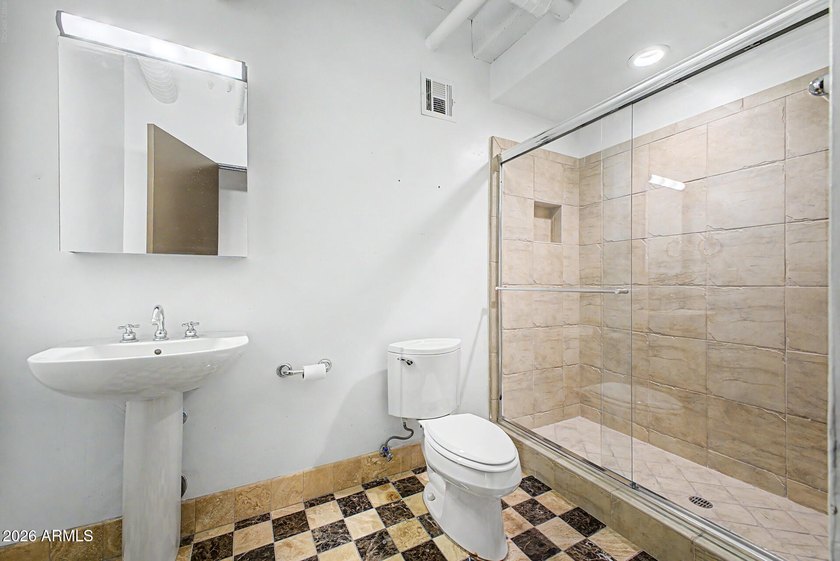Beautifully renovated 1 bedroom/2 bathroom unit (2 underground - photo 25