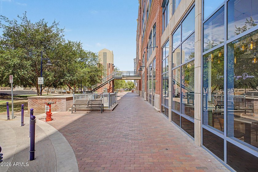 Beautifully renovated 1 bedroom/2 bathroom unit (2 underground - photo 30