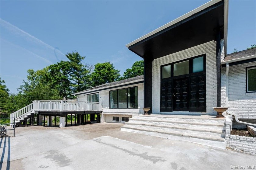 Welcome to this sprawling sunlit ranch with vaulted ceilings and - photo 2