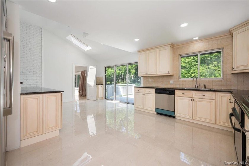 Welcome to this sprawling sunlit ranch with vaulted ceilings and - photo 10