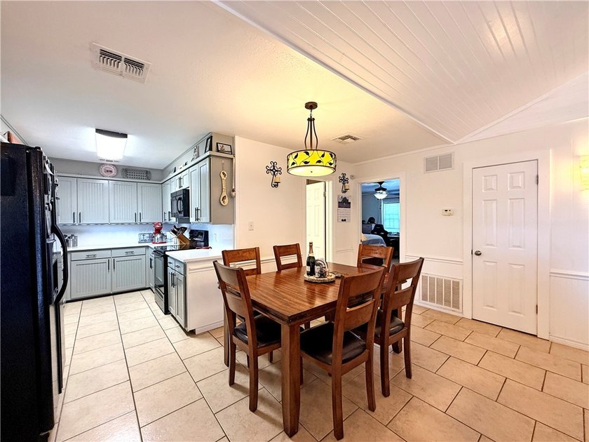 Welcome to laid-back Texas coastal living where fishing, boating - photo 9