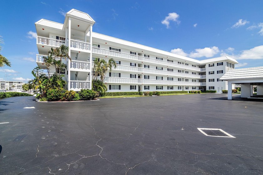 Marina Yacht club Views &amp;Ocean breezes await you from North Palm - photo 23