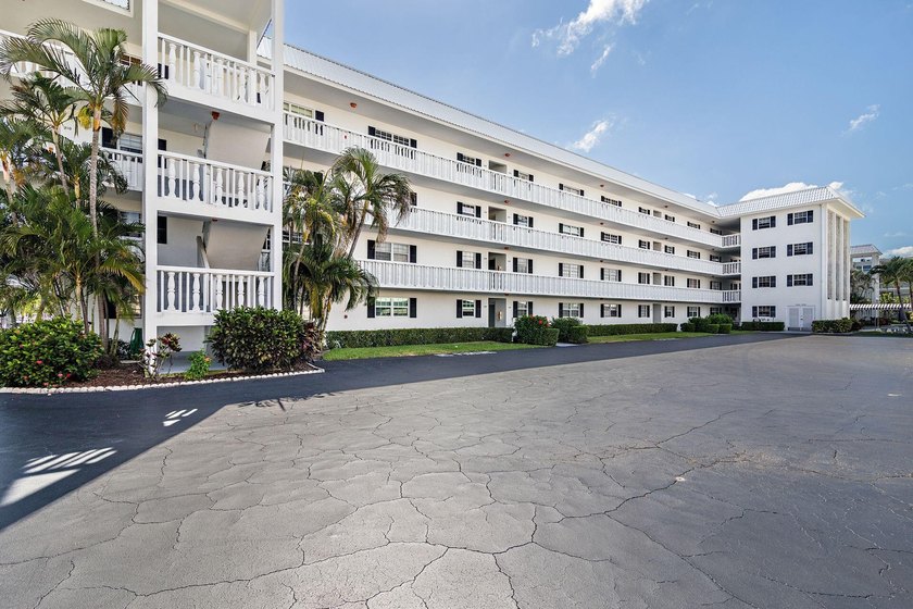 Marina Yacht club Views &amp;Ocean breezes await you from North Palm - photo 25