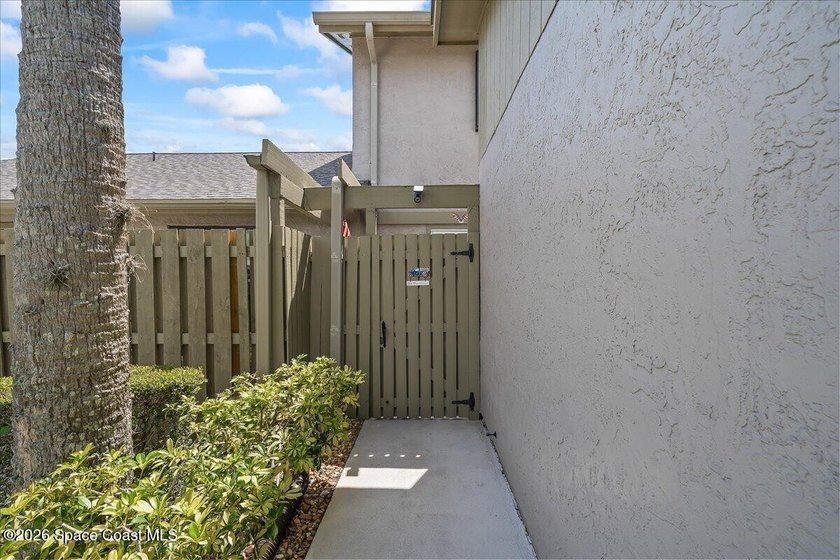 Beautiful 2 Bedroom, 2 and half Bathrooms Townhome with a one - photo 3