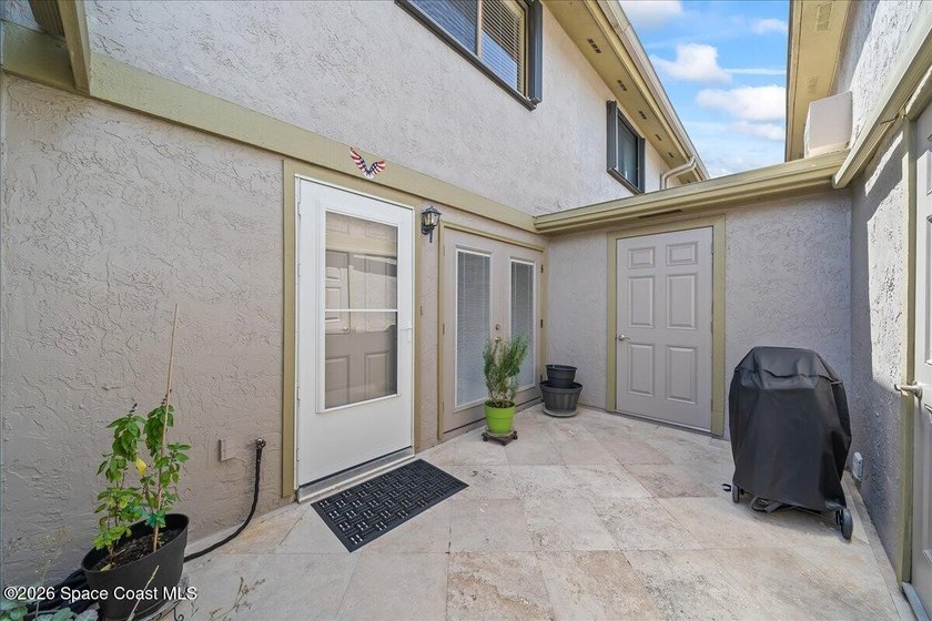 Beautiful 2 Bedroom, 2 and half Bathrooms Townhome with a one - photo 4