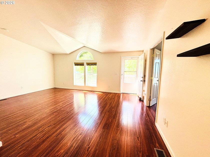 Charming, move-in ready, 3Bd/2Bth home offers comfort and - photo 11