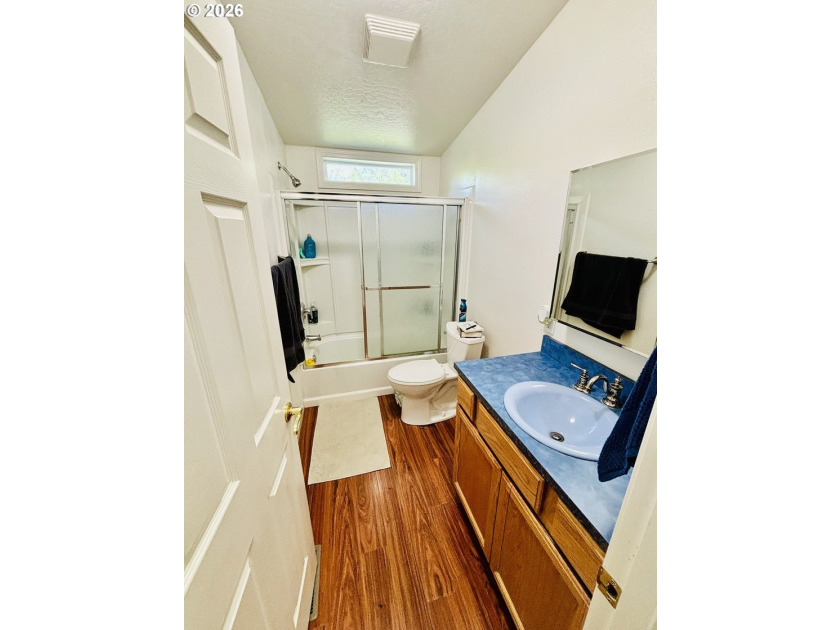 Charming, move-in ready, 3Bd/2Bth home offers comfort and - photo 18