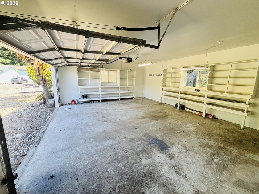 Charming, move-in ready, 3Bd/2Bth home offers comfort and - photo 19