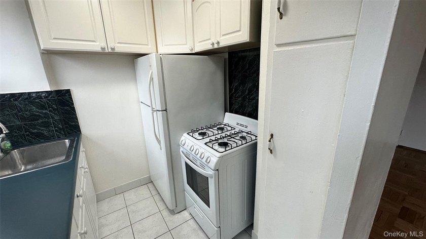 This bright and airy studio apartment is located in a quiet - photo 22