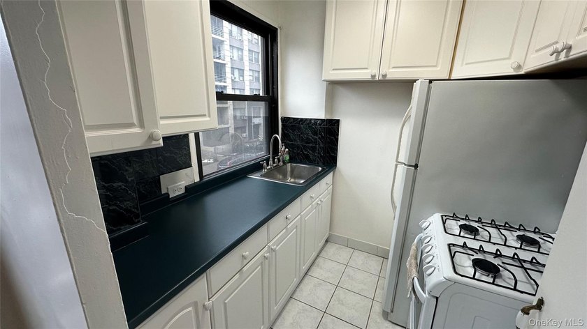 This bright and airy studio apartment is located in a quiet - photo 23