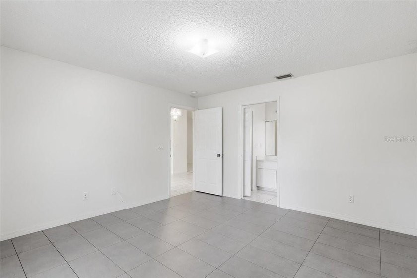 Investment opportunity awaits! This duplex offers two units - photo 24