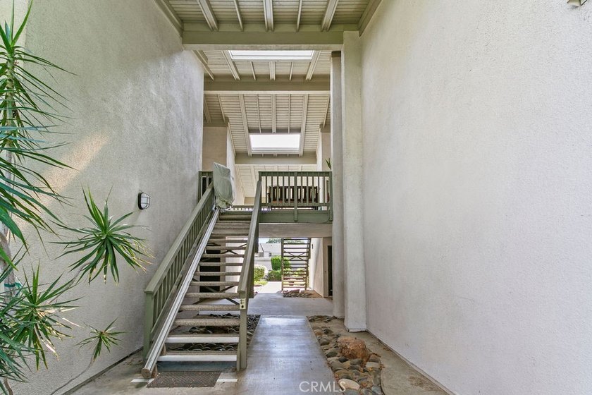 COME HOME TO THIS BEAUTIFUL 2 BED - 2 BATHS - 1 CAR GARAGE 2ND - photo 4