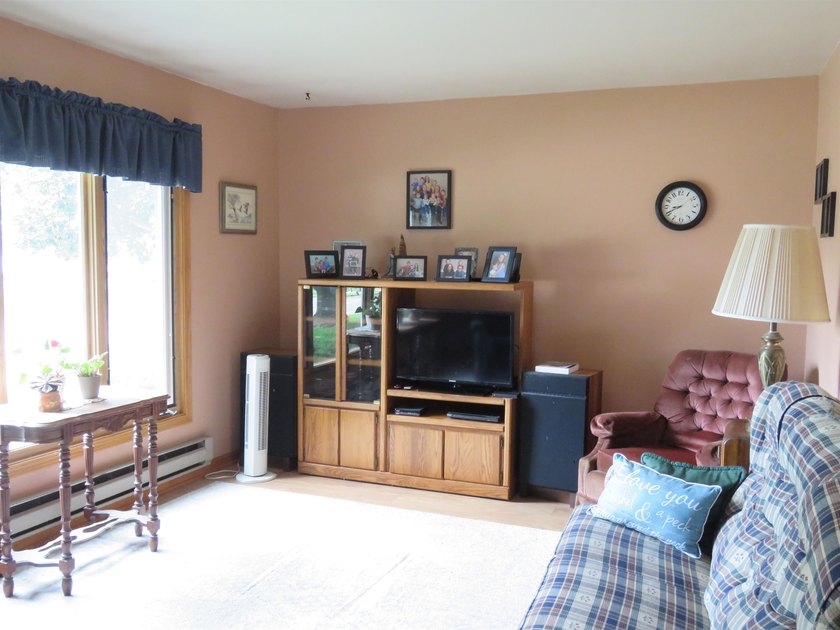 Well maintained, move in ready 3 bedroom 2 full bath home in - photo 16