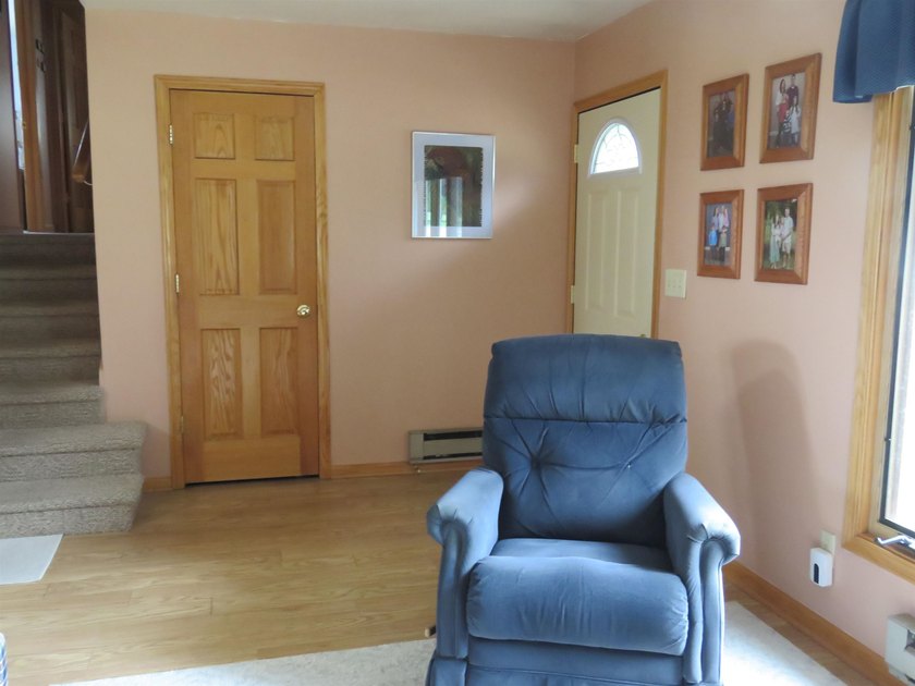 Well maintained, move in ready 3 bedroom 2 full bath home in - photo 17