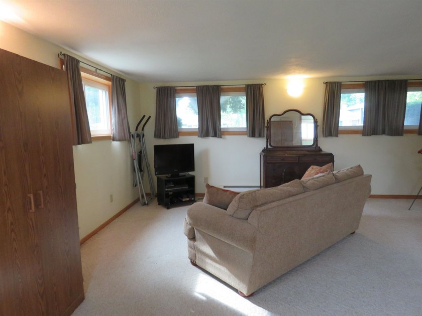 Well maintained, move in ready 3 bedroom 2 full bath home in - photo 28