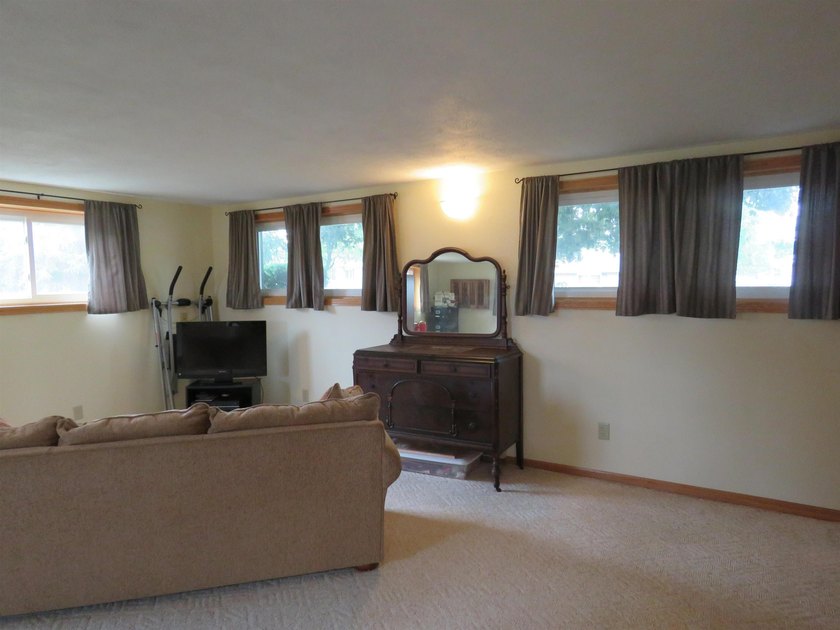 Well maintained, move in ready 3 bedroom 2 full bath home in - photo 30