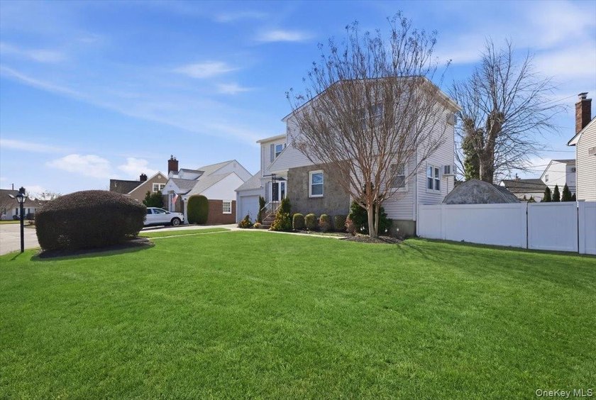 Welcome to this beautifully maintained 4-bedroom, 2 full bath - photo 2